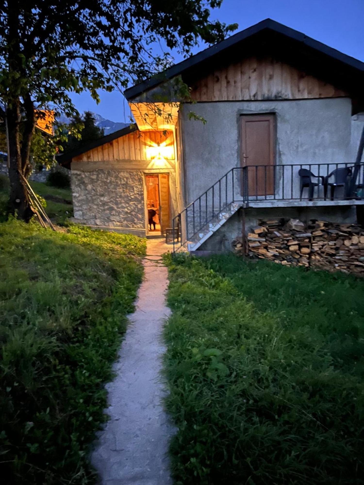 Nadia Guesthouse メスティア エクステリア 写真
